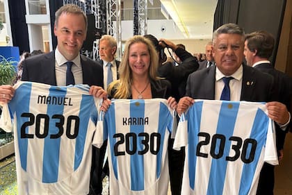 Adorni, Karina Milei y Tapia, en Paraguay, cuando se promocionó el Mundial 2030
